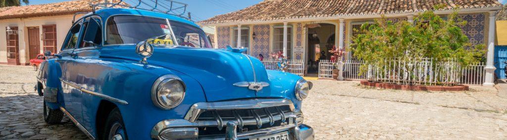 Oldtimer op de kasseistenen van Trinidad.